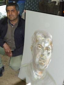 Zeynettin neben seinem Porträt von Sita Otto