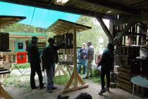Udo Havekost und Abraham Mehretab bei der Arbeit an Abrahams Kiste