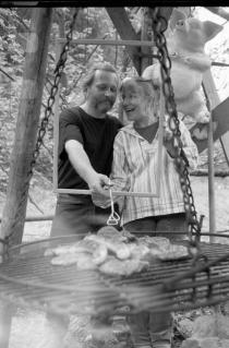 Frank und Moni beim Grillen für die Gäste