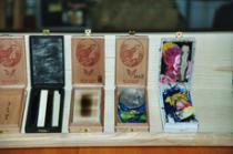 26 geöffnete YAM BOX-Kästchen - hier von links: ... , Martin Stiefel, Adelheid Blechschmidt, Angela Sieger