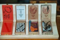 26 geöffnete YAM BOX-Kästchen - hier von links: Stefan Schwarz, ... , Illo Lehr, ...