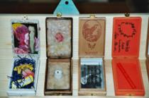 26 geöffnete YAM BOX-Kästchen - hier von links: Angela Sieger, ... , Gerad Cornioley, Stefan Schwarz