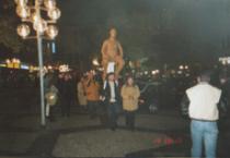 dem dicken Mann Wiesbaden zeigen... eine Kunstaktion in Wiesbaden 2002: 40 Jahre Fluxus und die Folgen