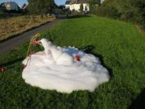 es überflutet Misha und aus der mitte steigt ein roter Ballon