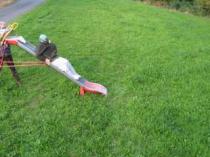 Misha rutscht hinunter, bleibt unten liegen und dann kommt...........