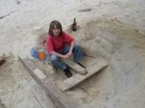 Picknick im selbst gebauten Sandsessel. Mein mittlerster Sohn