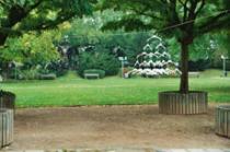 Kleiderbügelinstallation schwarz-weiss von Stefan Schwarz, Wiesbaden Am Kochbrunnen 2002