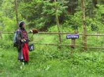 Essa Elke, die Hohepriesterin der Church of Fear auf dem Weg zur Kirche