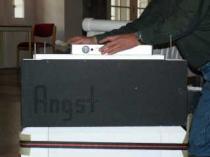 Auf jedem Stein steht ein anders Wort.