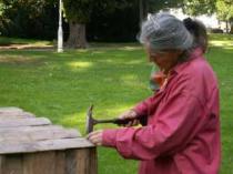 Die Kiste stand während der drei Wochen im Kurpark und wurde immer wieder von Randalierern aufgebrochen. Die Liebe befreit.............?!