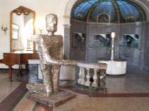 Der Münzbettler von Achim Hahne in der Brunnenhalle. Die Mannshohe Figur ist beklebt mit