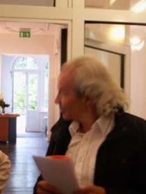 Matthias Frey begleitet die Tanzperformance zur Pietá.