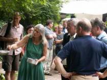 Birgit erklärt den Münzbettler von Achim Hahne