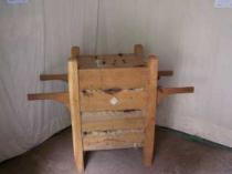 Schrein, Eichenholz, Federn, Tierhaare, Neonlicht, ausgestellt von Surwin