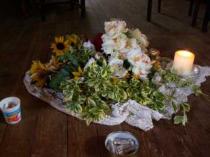 Kunstblumen und echte Blumen gemischt