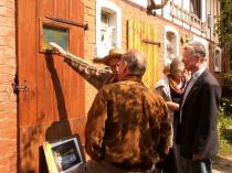 Kalla Zeigt Herrn Gemmer die Glasarbeit von Thomas Kohl