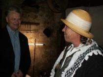 Essa Elke erklärt Herrn Puchtler ihre Installation