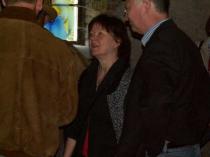 Renate Kuby vor Glasobjekt Thomas Kohl