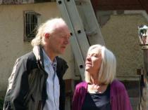 Peter Vater im Gespräch mit seiner Freundin
