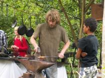 Lasse schmiedet die Grillzange für den Grillstandnd