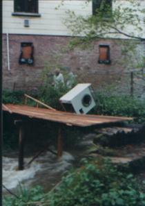 Die Waschmaschine überquert eine Brücke - Bildbauer Martin Stiefel